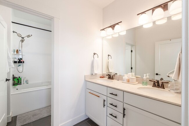 Building Photo - Daybreak living at its finest!