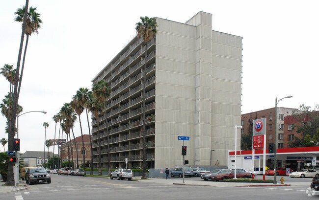 Building Photo - 615 Manhattan