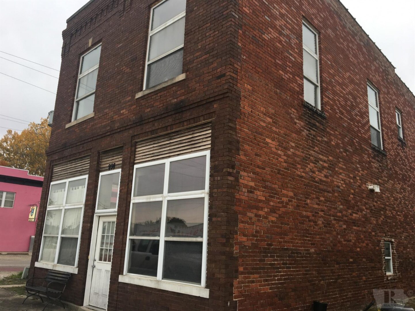 Front view of building - 998 IL-96