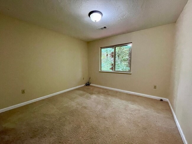 Building Photo - 4 bed, 3 bath split-level home in a private, forested setting (Bayside)