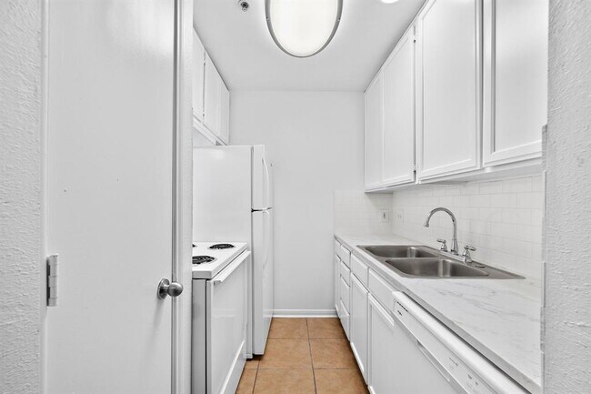 Building Photo - 8100 Seawall Blvd