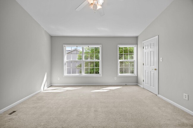 Building Photo - Spacious 3 Story Townhome Located in the Heart Raleigh! Available Now!