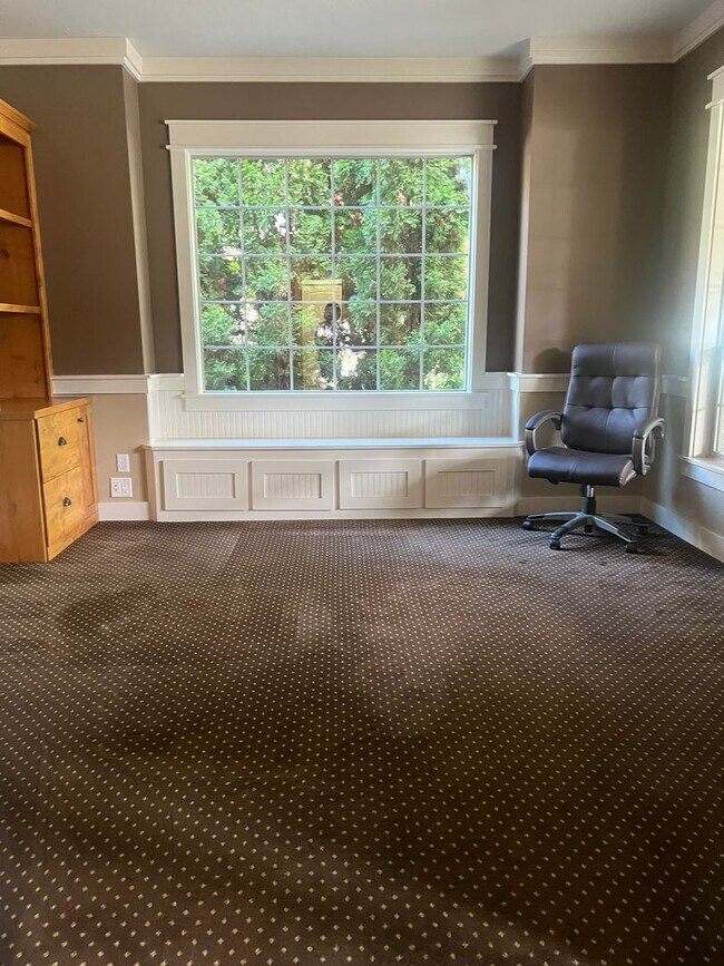 Building Photo - "Luxury Living: Stunning home with marble counter tops & Fireplace!"