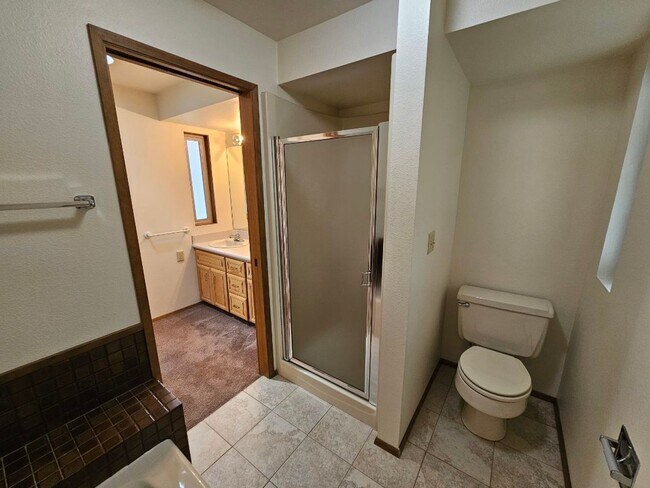 Building Photo - 4 Bed 2.5 Bath Kirkland - Lake WA Schools