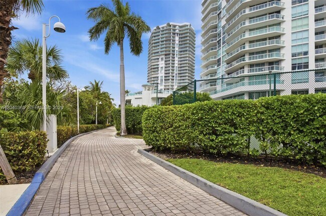 Building Photo - 16500 Collins Ave