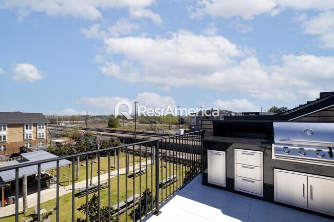 Building Photo - 2024 Construction - Modern 4 bedroom home in Downtown Memphis!!