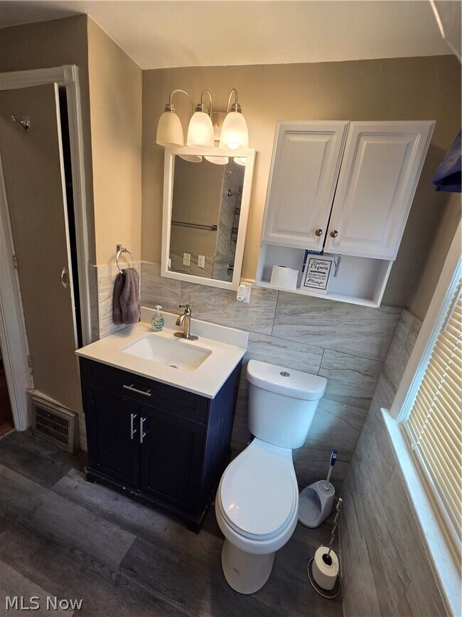 Building Photo - 1275 S Green Rd