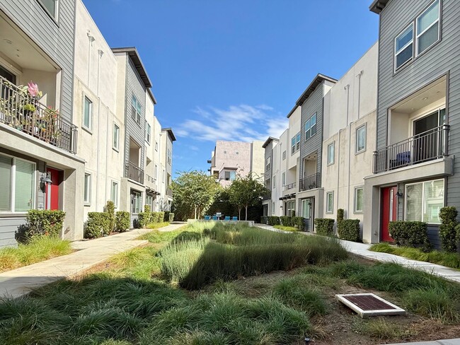 Building Photo - Beautiful and Modern 3-Story Townhome!