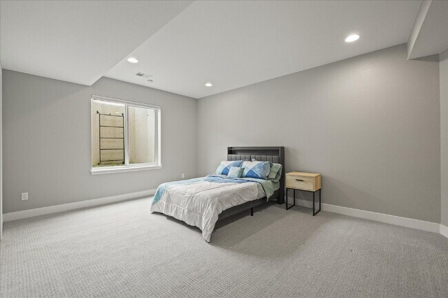 Building Photo - $7,495.00, Stunning 6 bed, 5 bath Ranch-St...