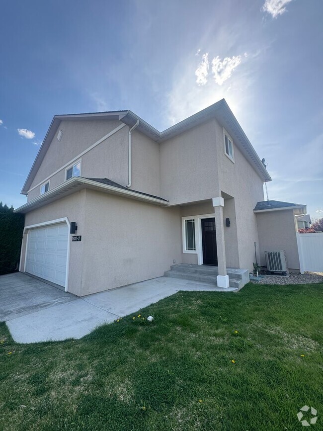 Building Photo - B1502