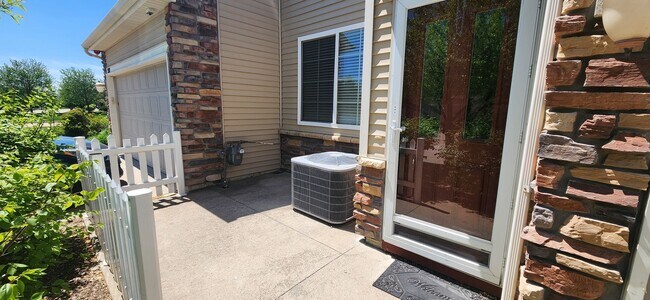 Building Photo - Rare 3 bedroom, 2.5 bathroom rental home w...