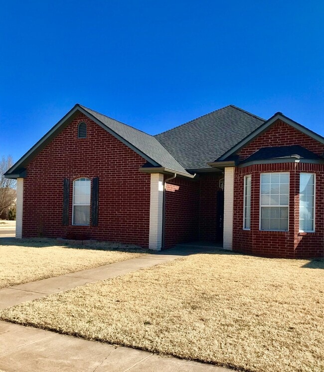 Primary Photo - Beautiful Home in Moore - 3 Bed, 2 Bath, P...