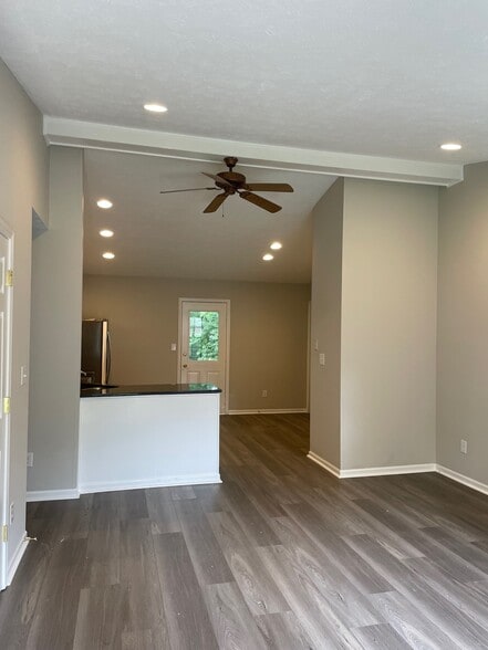 Building Photo - 10750 N Park Ave