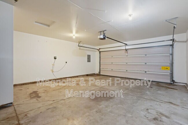 Building Photo - 979 Peregrine Dr