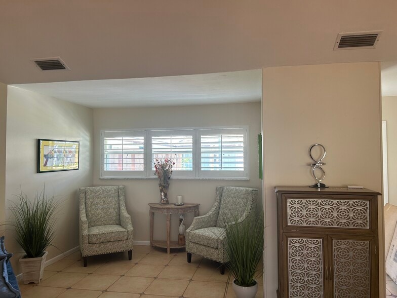 Building Photo - 1127 E Seminole Ave