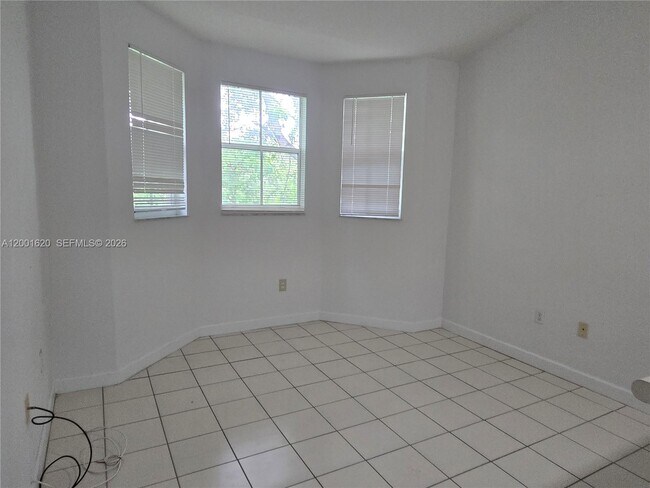 Building Photo - 2731 SE 17th Ave