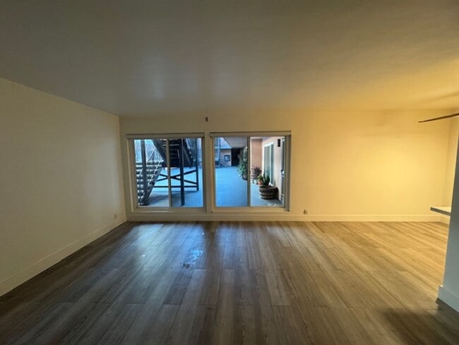 Building Photo - Modern Alamitos Beach 2 bedroom Condo plus...