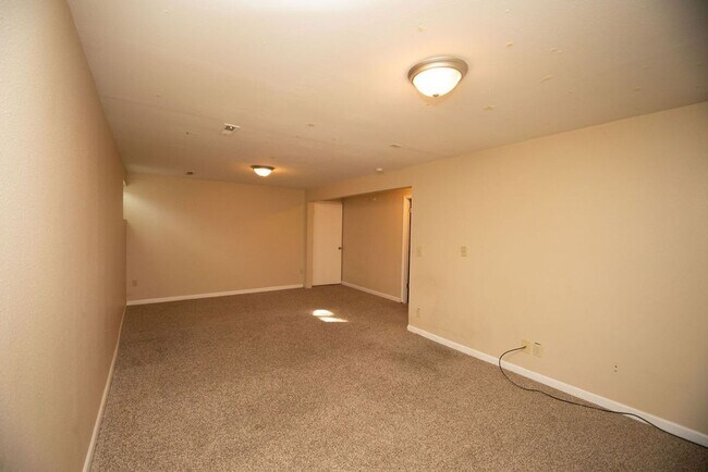 Building Photo - Great 4 bedroom Ranch style home!