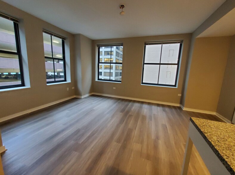 Building Photo - 222 W Randolph St