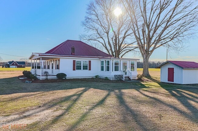 Building Photo - RENOVATED FARMHOUSE in Mt. Olive!