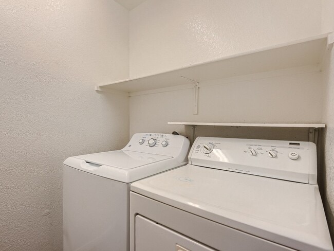 Building Photo - 5537 Ayers Cliff St