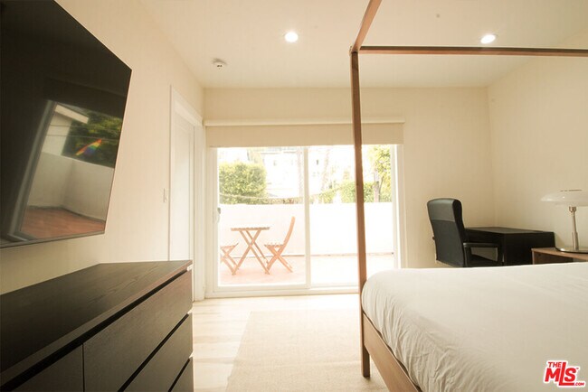 Building Photo - 9042 Phyllis Ave