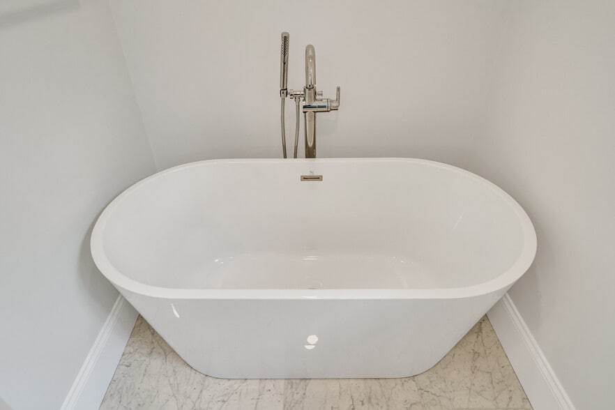 Building Photo - 128 Longwood Ave