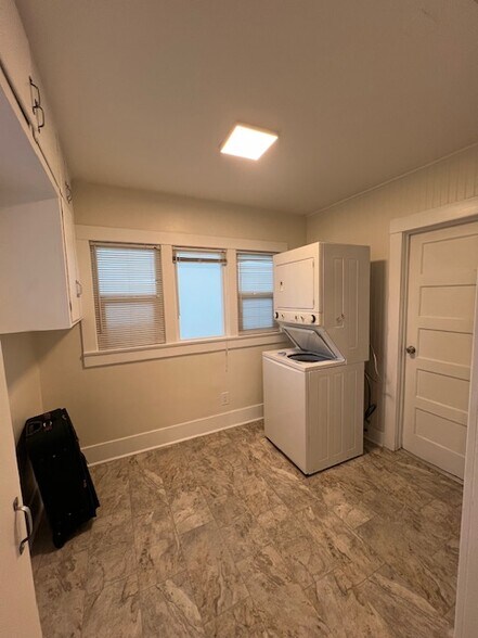 Building Photo - 649 Flower Ave