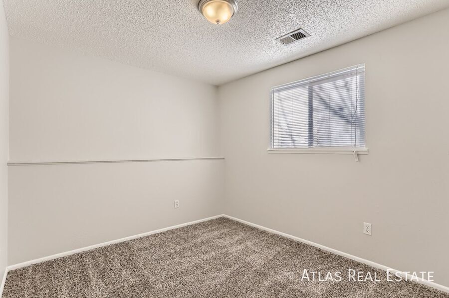Building Photo - 14935 E Columbia Dr