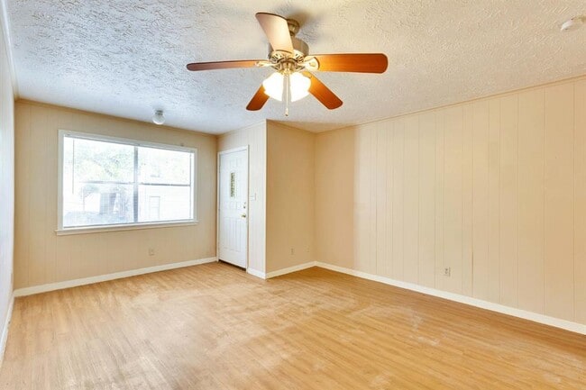 Building Photo - 908 N LBJ Dr