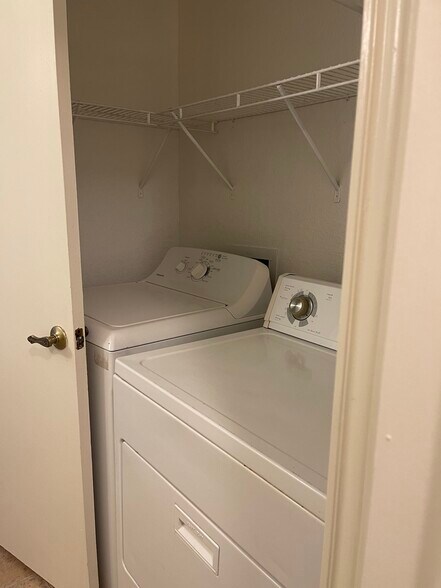 Building Photo - 1007 Spring Loop