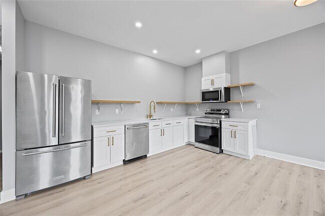 Building Photo - 1109 E Carson St