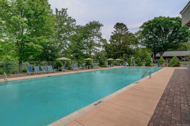 Building Photo - 10 Deepwood Dr