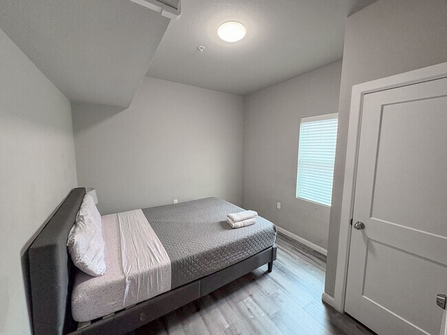 Building Photo - Furnished Room in West Campus – Walk to UT