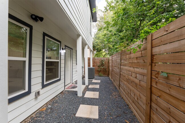 Building Photo - 3634 Dreyfus St