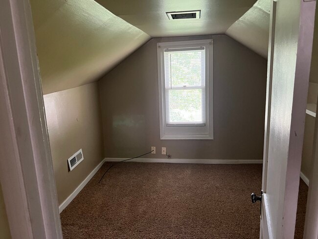 Small Upstairs Bedroom - 1015 Francis St