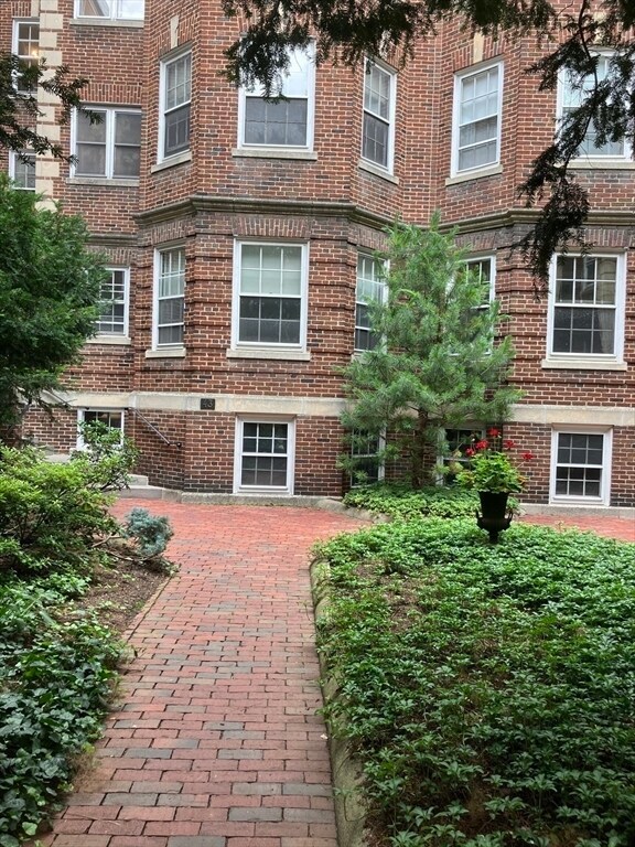 Building Photo - 43 Linnaean St