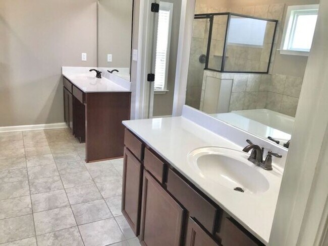 Building Photo - Available Now! 4-Bedroom 2.5 Bath Home In ...