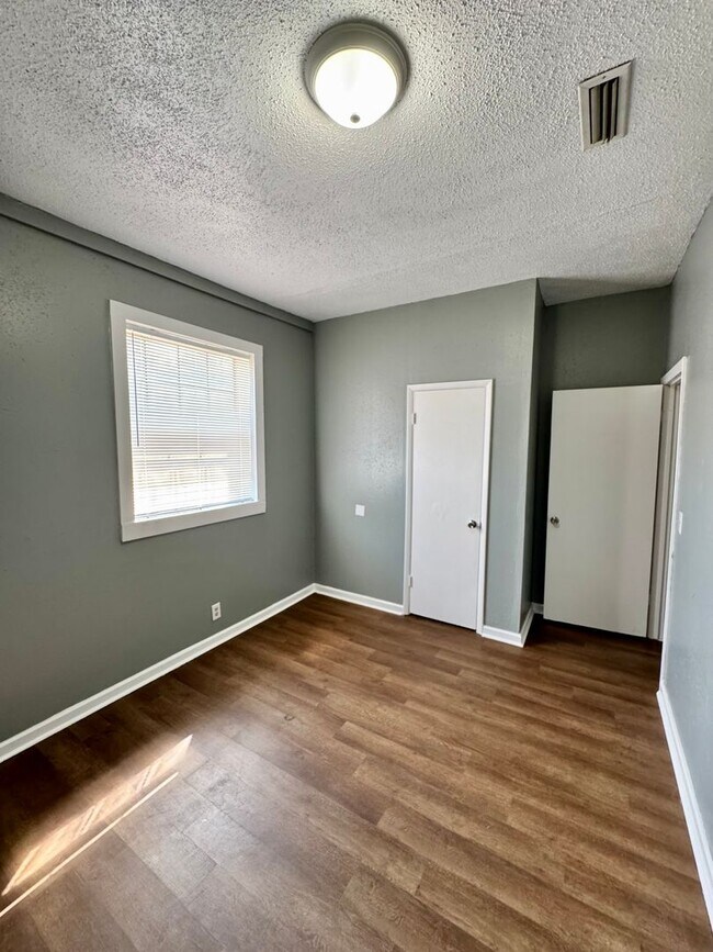 Building Photo - Available NOW -505 Tank hill Unit 2