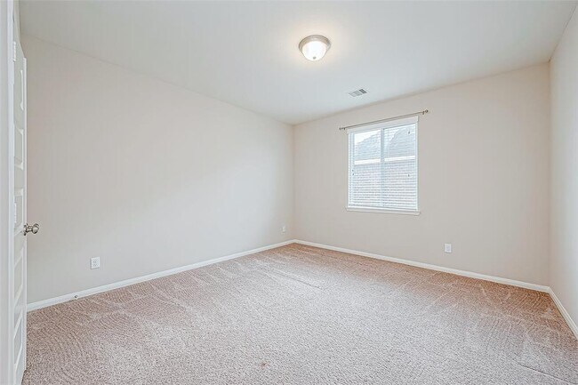 Building Photo - 25719 Oakwood Knoll Dr