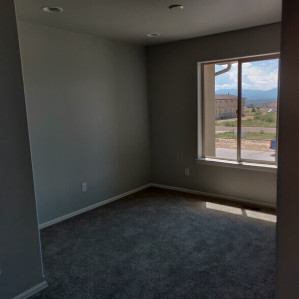 bedroom - 564 S Angus Ave