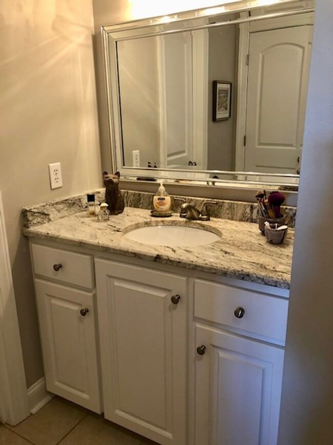 Building Photo - 3 bedroom, 3 Bath in Oxford, small fenced yard.