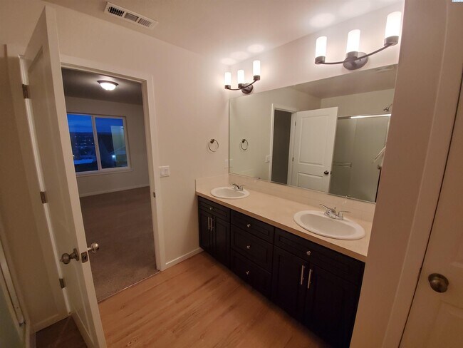 Building Photo - West Pasco Townhouse