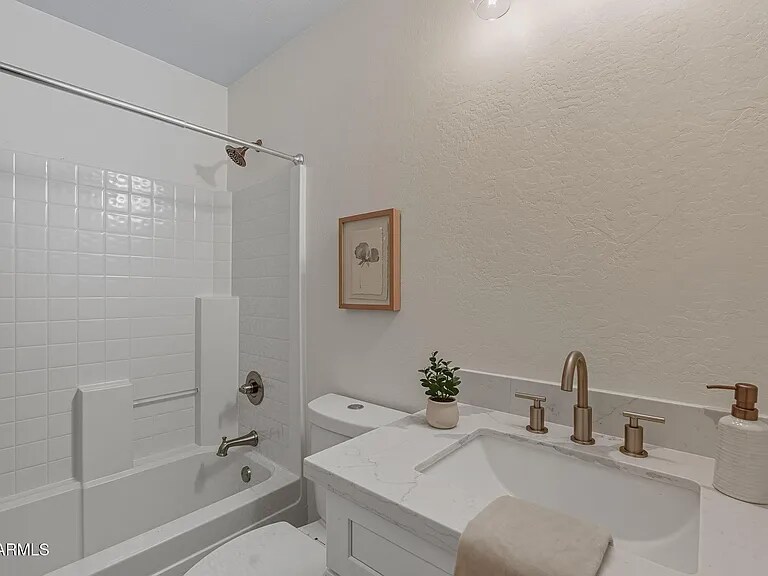 Building Photo - 2148 N Santiana Pl