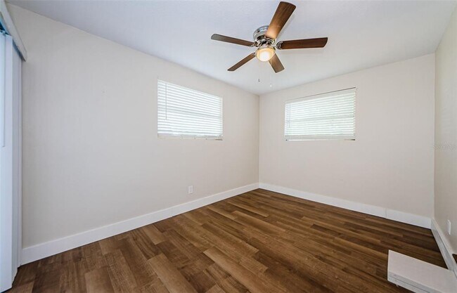 Building Photo - 1310 Robin Hood Ln