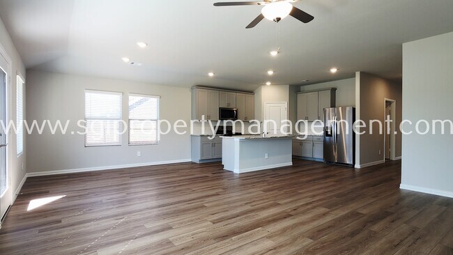 Building Photo - 417 Stagg St