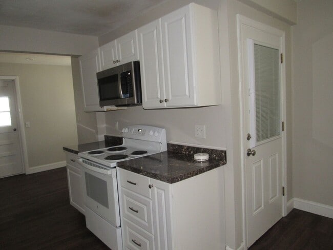 Building Photo - Dracut Beautiful 5 Bedroom Apartment Ready for Occupancy!!
