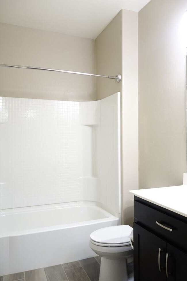 Building Photo - (Vail) Spacious 5 bedroom 3 bath house!