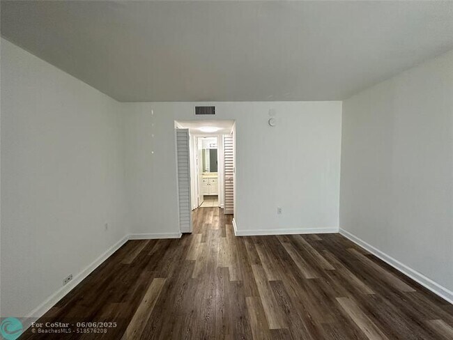 Building Photo - 721 N Pine Island Rd