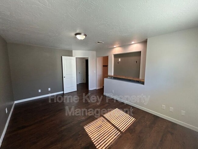 Building Photo - 3165 Crestview Dr